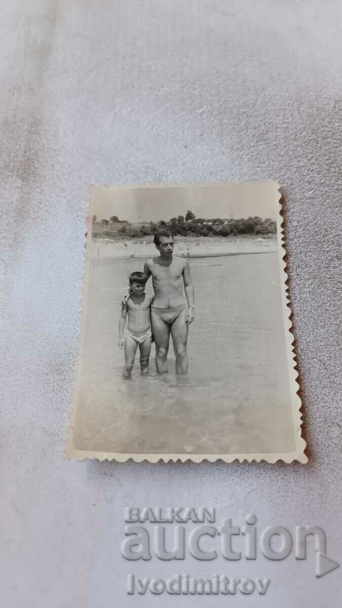 Снимка Мъж и момче на брега на морето