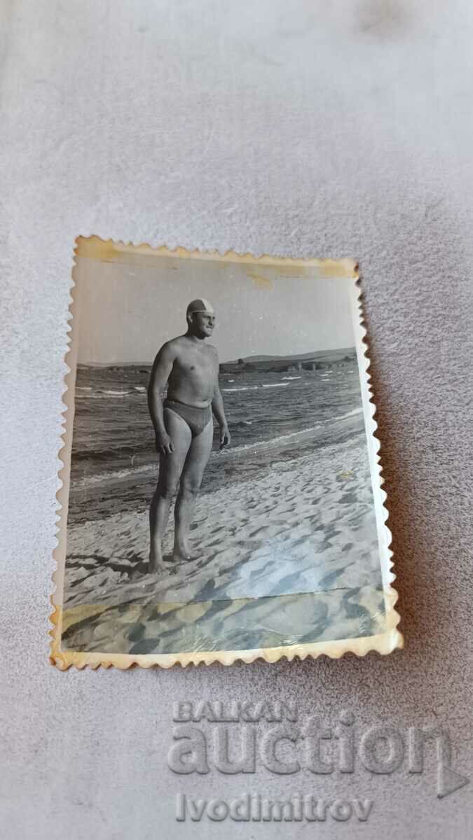 Снимка Мъж по бански на плажа