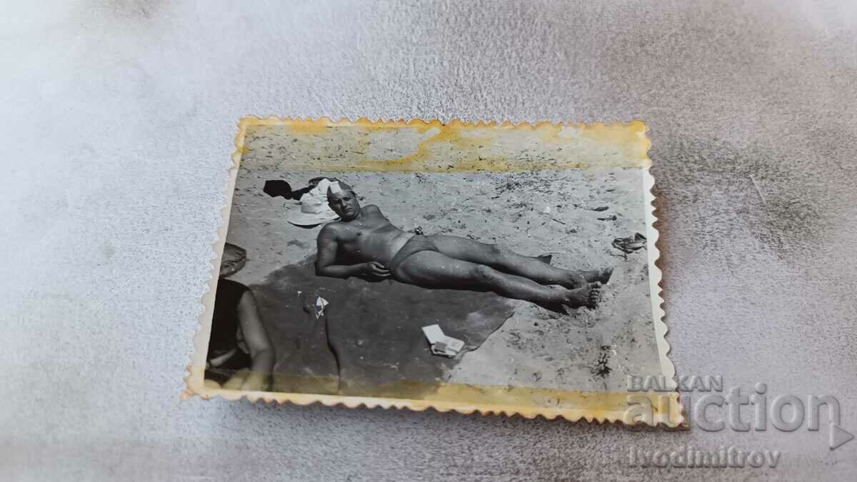Fotografie Bărbat în costum de baie pe plajă