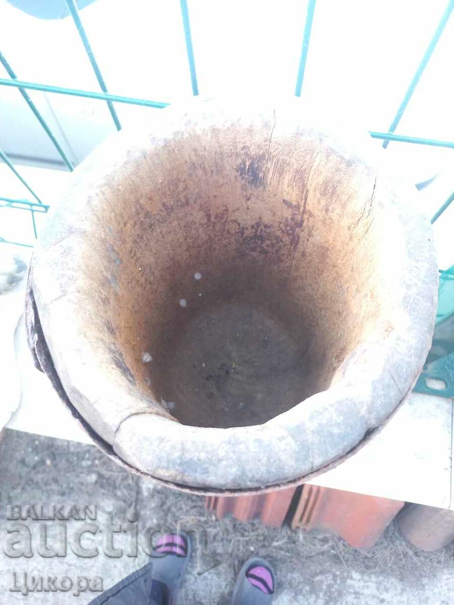 Auction  AN OLD WOODEN MORTAR MORTAR
