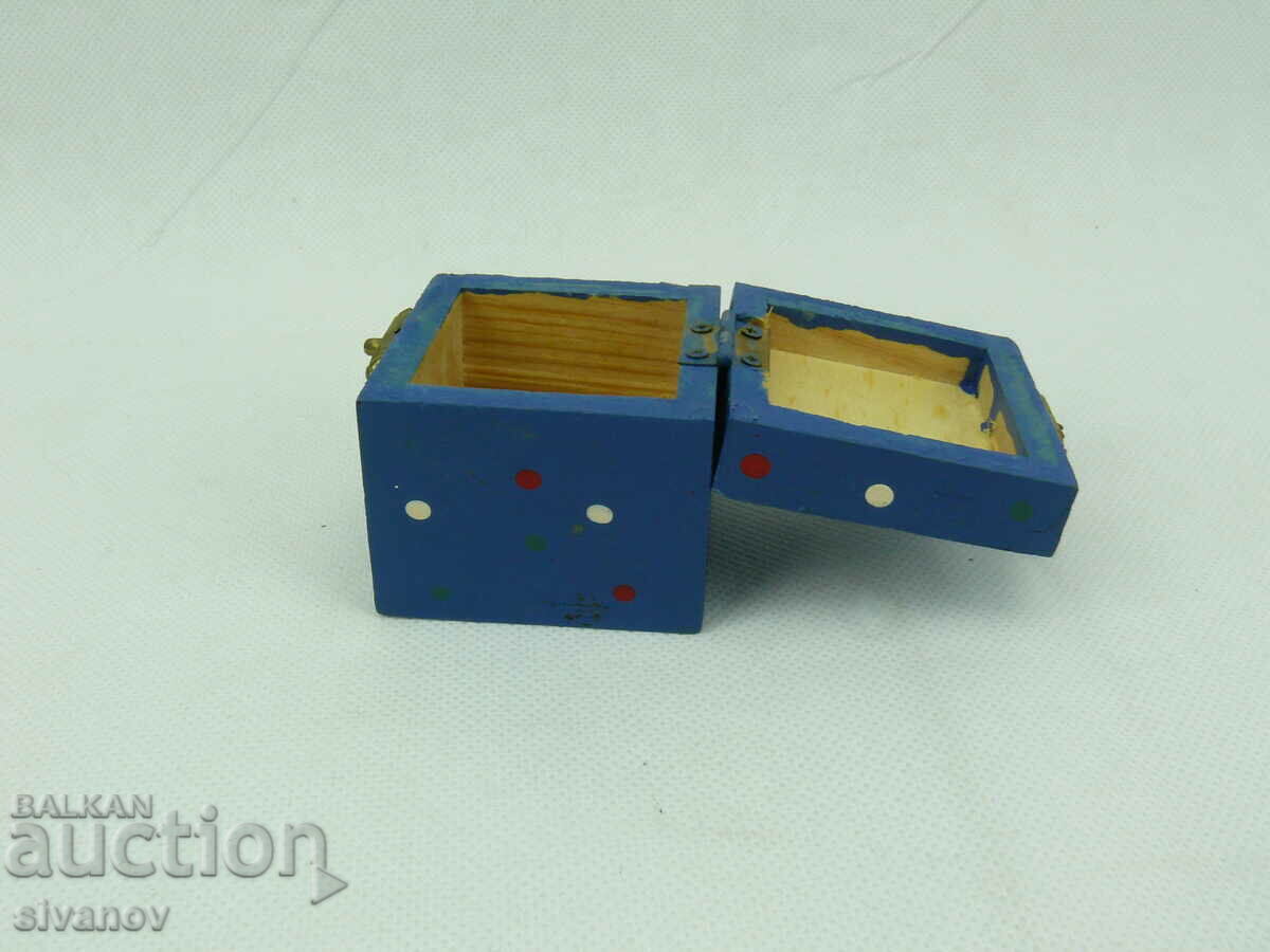 Auction Interesting little wooden box #2255 Auction Interesting little wooden box #2255