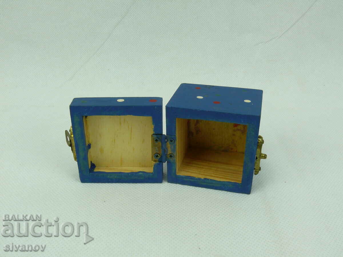 Interesting little wooden box #2255 - 5 Interesting little wooden box #2255 - 5