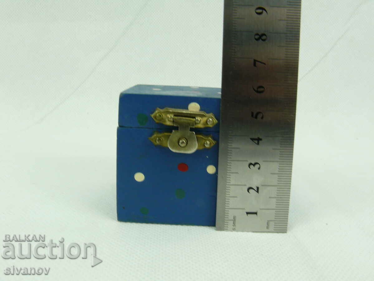 Interesting little wooden box #2255 - 6 Interesting little wooden box #2255 - 6