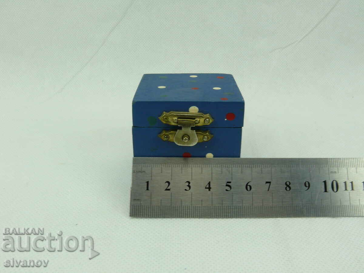 Interesting little wooden box #2255 - 7 Interesting little wooden box #2255 - 7