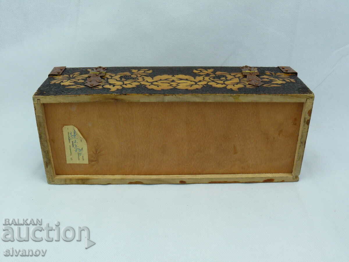 Auction  Interesting old wooden box #2260