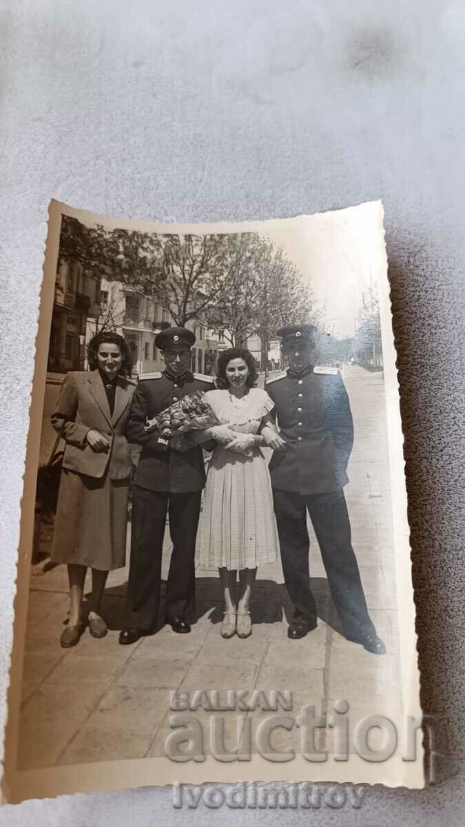 Снимка София Двама офицери и две жени на тротоара