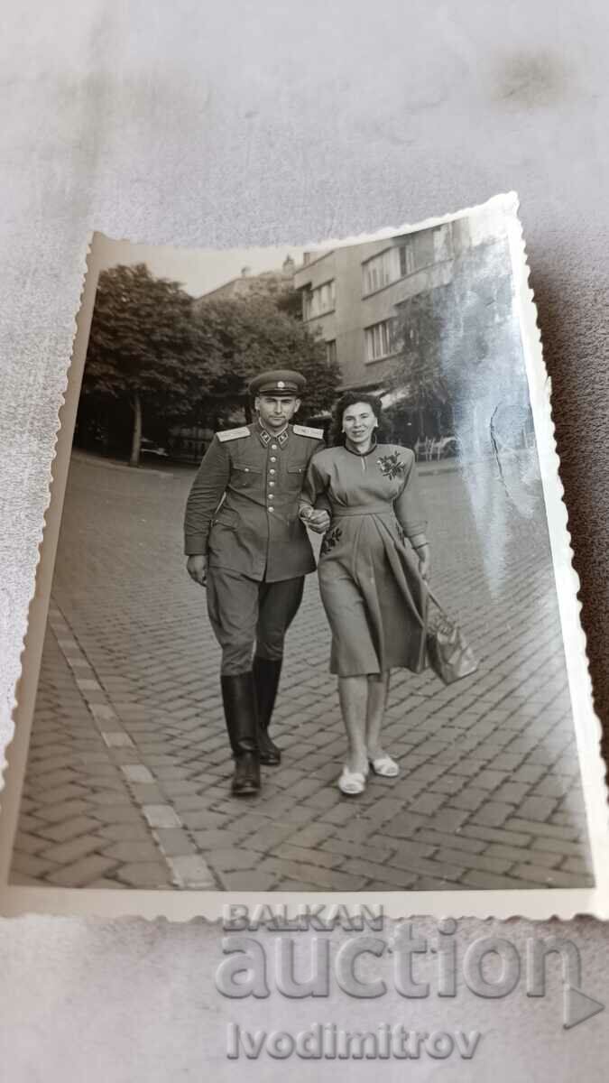 Fotografie Sofia Ofițer și femeie la plimbare 1959