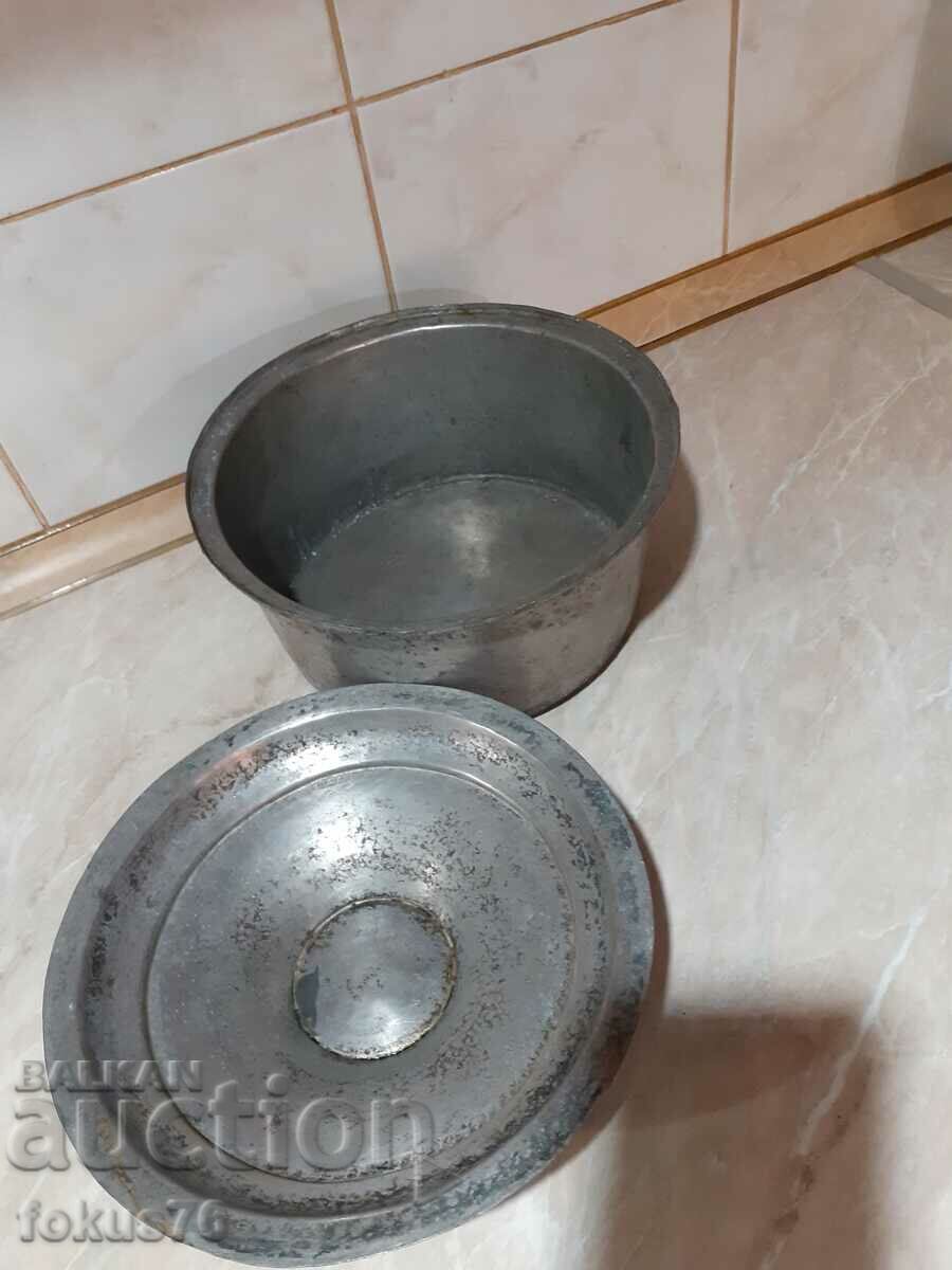 Auction Old Renaissance copper pot with lid - tinned Auction Old Renaissance copper pot with lid - tinned