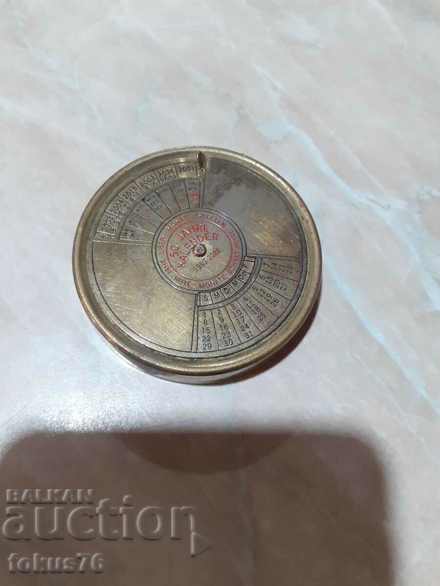 Calendar vechi din bronz cu preț 59.00 BGN | € 30.17 Calendar vechi din bronz cu preț 59.00 BGN | € 30.17