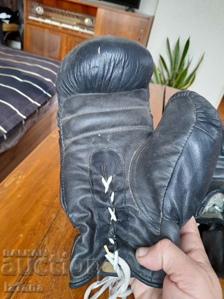 Licitație Mănuși vechi de box