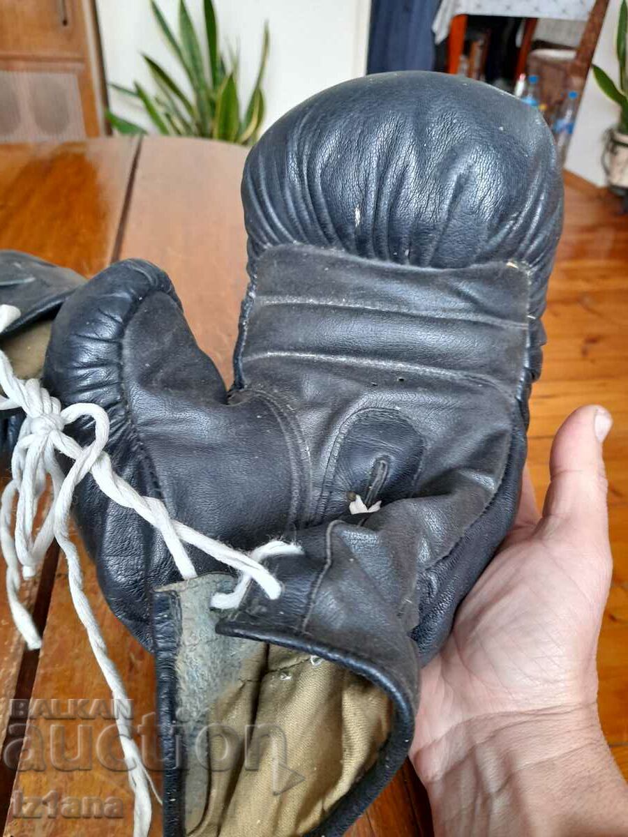 Livrarea Mănuși vechi de box