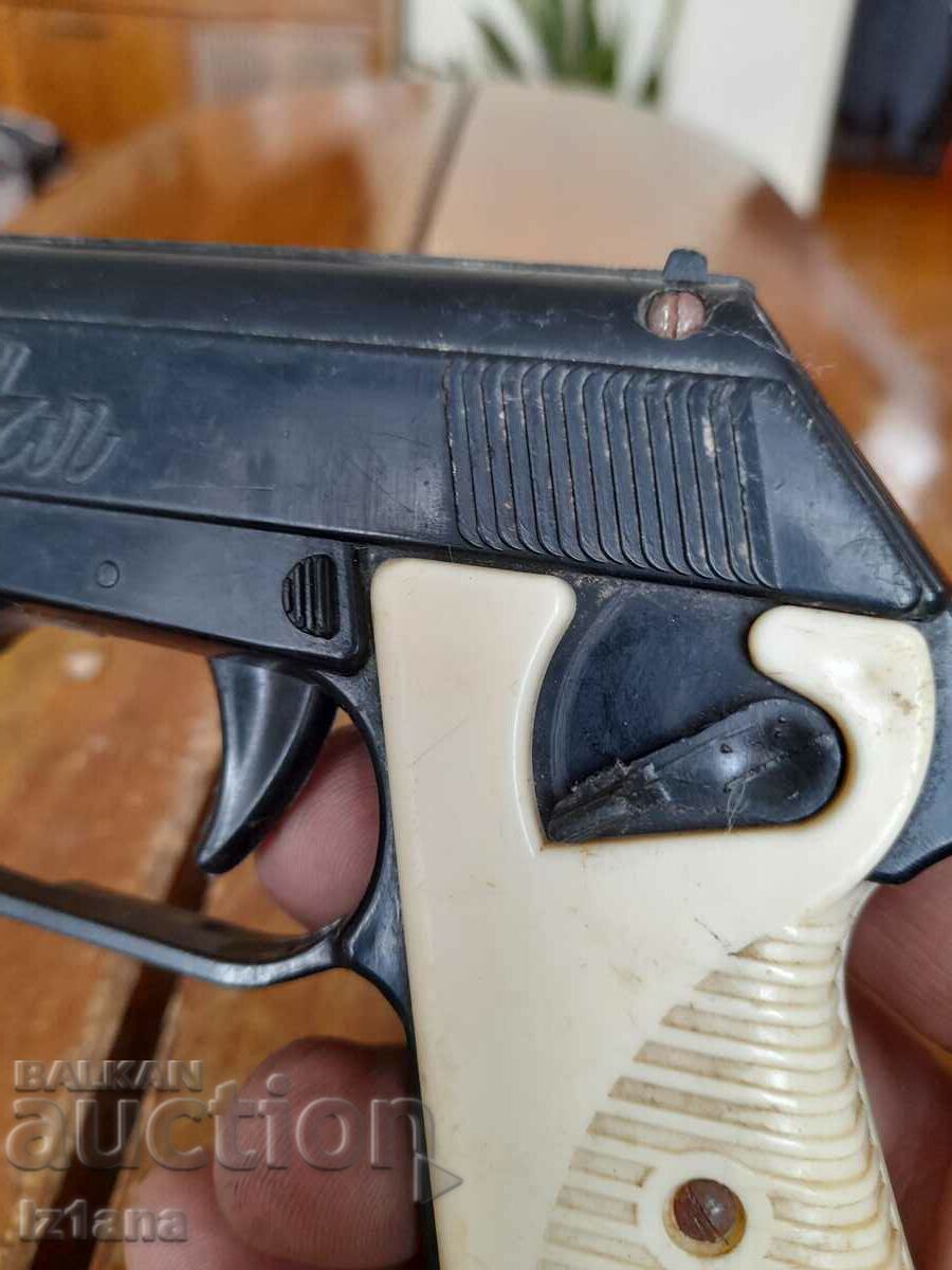 Δημοπρασία Ένα παλιό παιχνίδι, ένα όπλο Δημοπρασία Ένα παλιό παιχνίδι, ένα όπλο