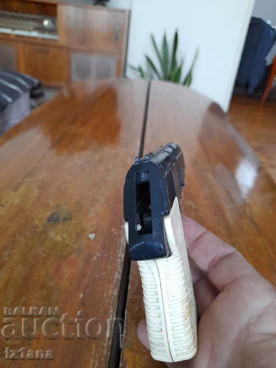 Παράδοση Ένα παλιό παιχνίδι, ένα όπλο Παράδοση Ένα παλιό παιχνίδι, ένα όπλο