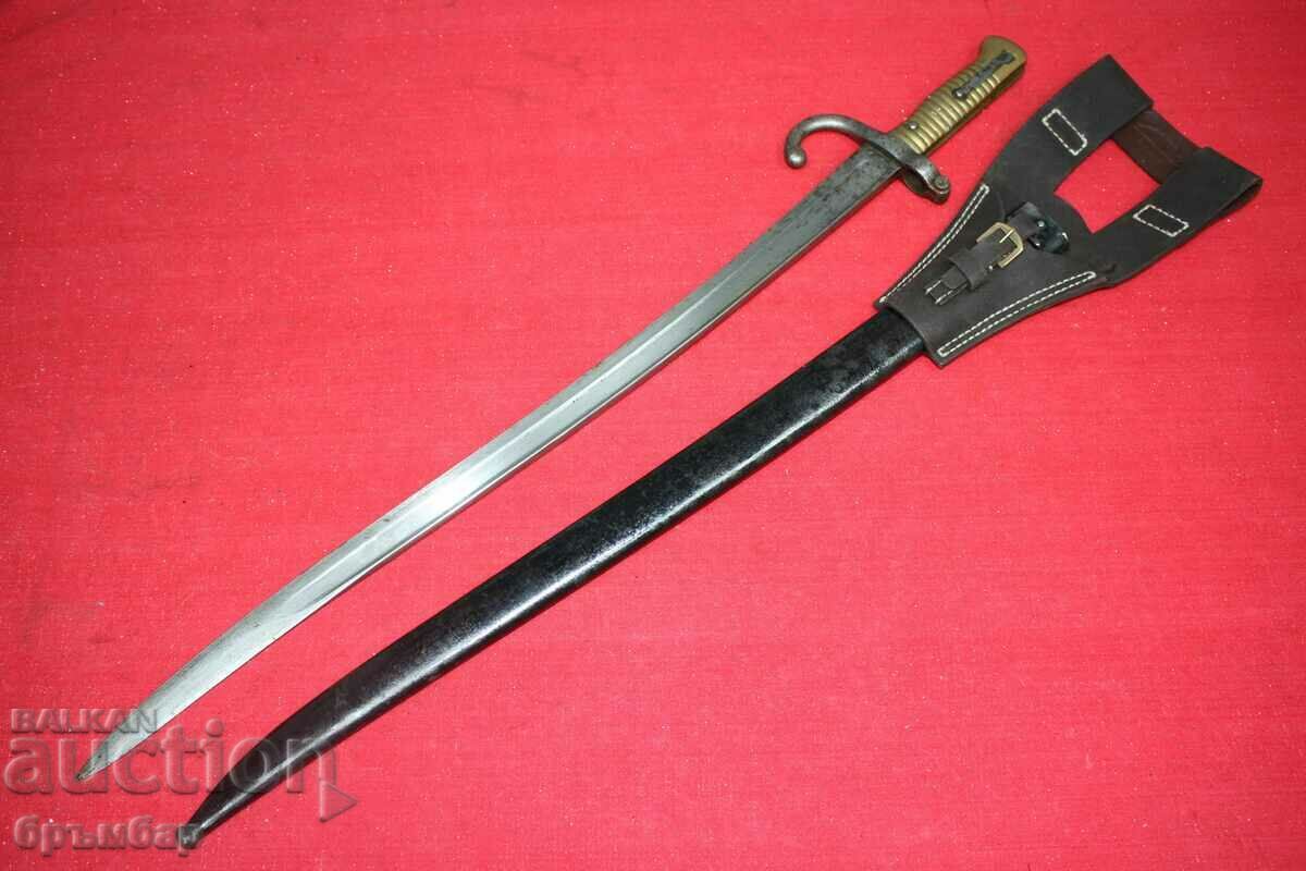 Френски ятагановиден щик нож за пушка Шаспо с кожен лопус .