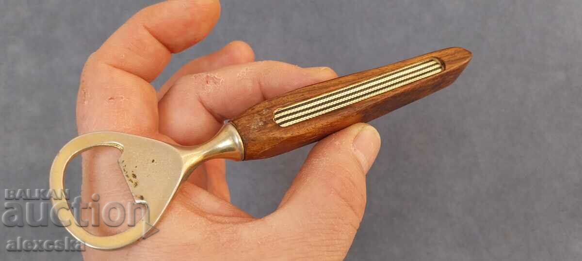 Un vechi deschizător de sticle cu preț 12.00 BGN | € 6.14 Un vechi deschizător de sticle cu preț 12.00 BGN | € 6.14