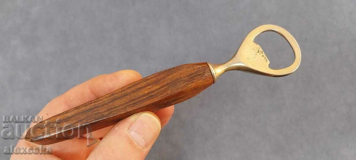 Licitație Un vechi deschizător de sticle Licitație Un vechi deschizător de sticle