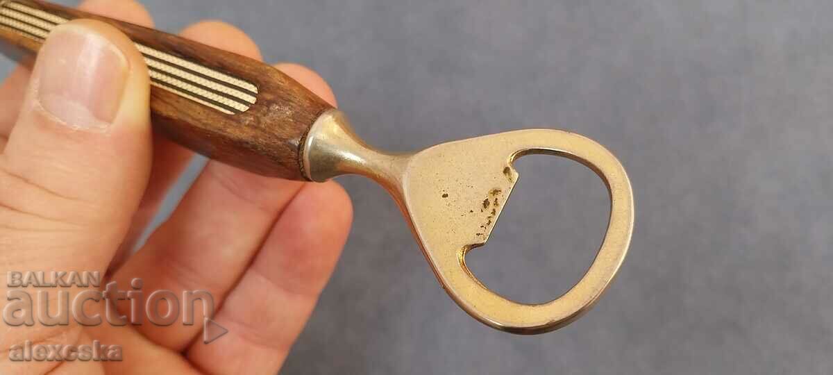 Livrarea Un vechi deschizător de sticle Livrarea Un vechi deschizător de sticle