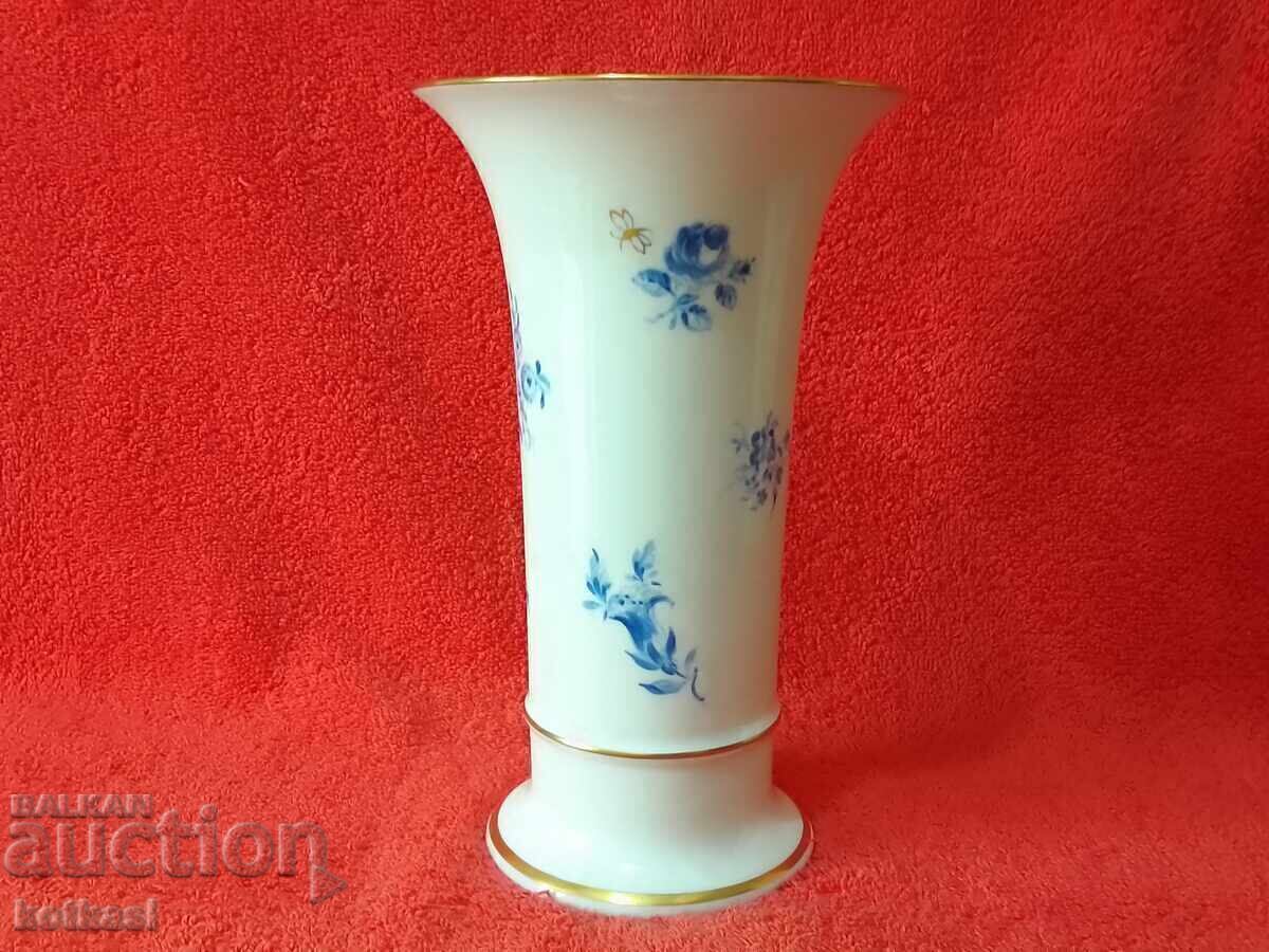 Auction Old porcelain vase KAISER handmade Auction Old porcelain vase KAISER handmade