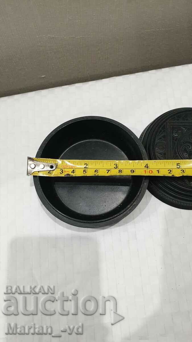 Cutie veche de bijuterii din bachelit cu preț 30.00 BGN | € 15.34