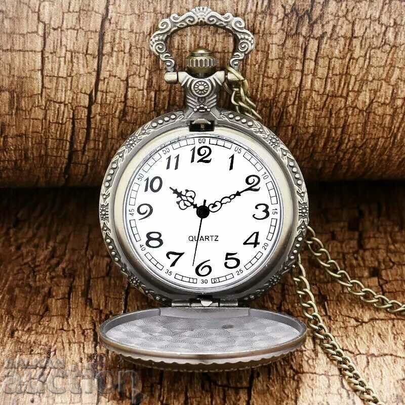 Доставка на Нов часовник с полумесец и звезда Турция турско знаме символ Доставка на Нов часовник с полумесец и звезда Турция турско знаме символ