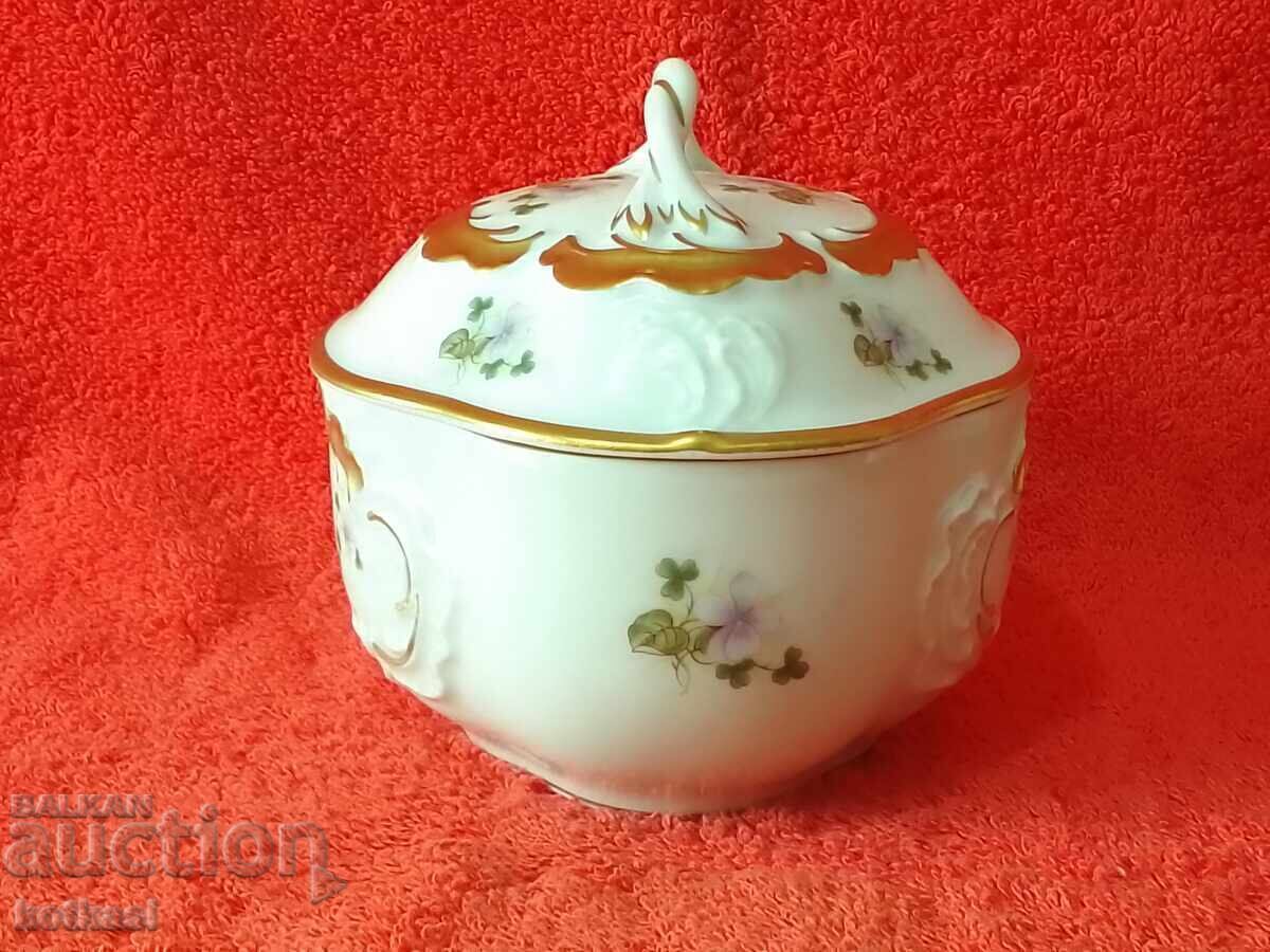 Cutie veche de bijuterii din porțelan placată cu aur Lindner Handmade cu preț 125.50 BGN | € 64.17 Cutie veche de bijuterii din porțelan placată cu aur Lindner Handmade cu preț 125.50 BGN | € 64.17