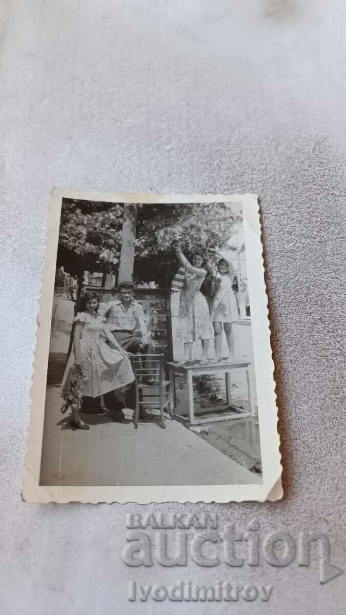 Снимка Горна Оряховица Мъж и три млади момичета на улицата