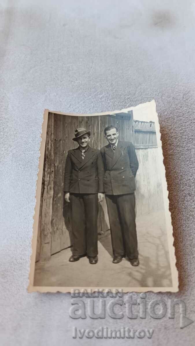 Φωτογραφία Σοφία Δύο άντρες με κοστούμια στο πεζοδρόμιο