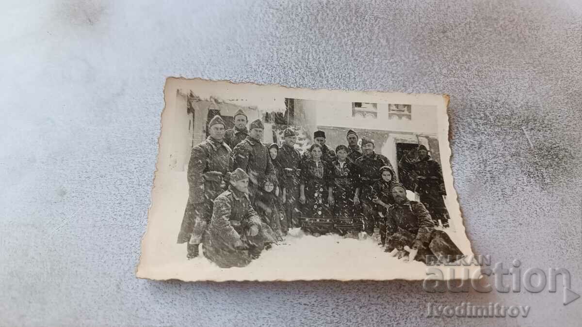 Снимка София Офицери войници и цивилни лица през зимата