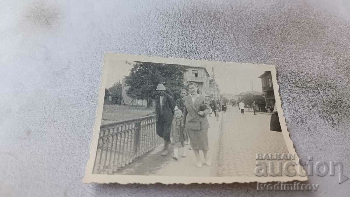 Φωτογραφία Σοφία Ένας άντρας δύο γυναίκες και ένα κορίτσι σε μια βόλτα