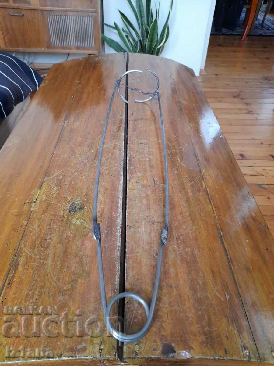 Old tongs, a device for removing jars