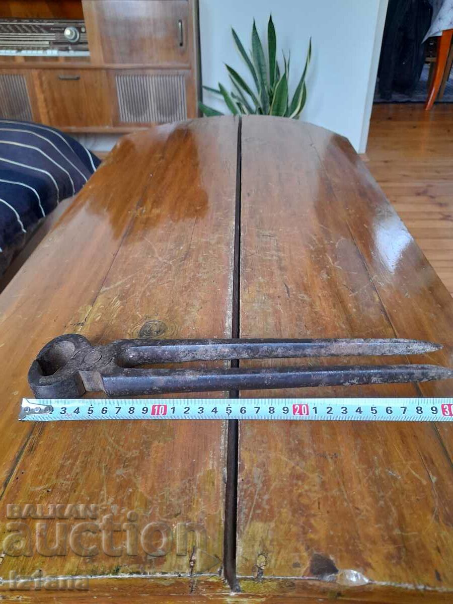 Clești antici cu preț 15.00 BGN | € 7.67