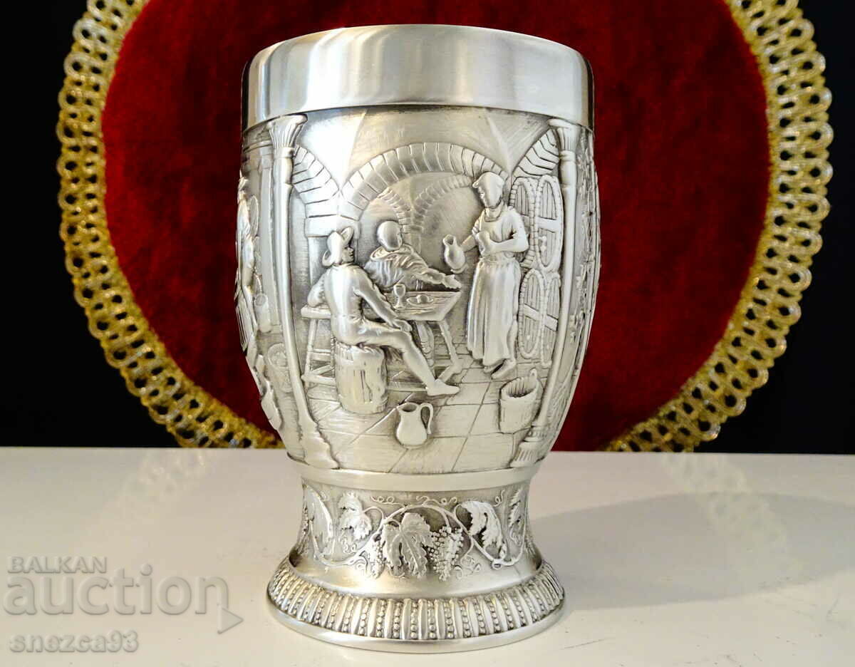 Delivery of Goblet, tin cup Grozdober, wine. Delivery of Goblet, tin cup Grozdober, wine.