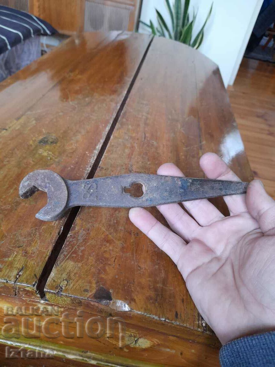 Old wrench with price 11.00 BGN | € 5.62 Old wrench with price 11.00 BGN | € 5.62