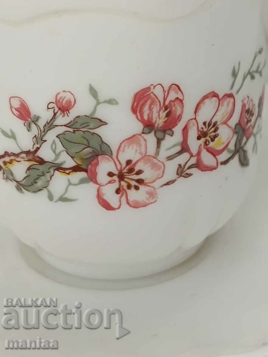 Delivery of French arcopal coffee service Delivery of French arcopal coffee service