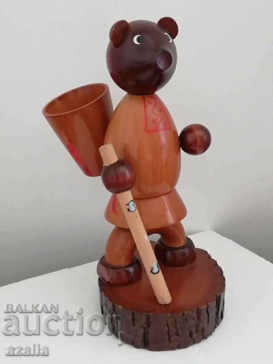 Μια αρκούδα με ένα ξύλινο καλάθι με τιμή 15.00 BGN | € 7.67 Μια αρκούδα με ένα ξύλινο καλάθι με τιμή 15.00 BGN | € 7.67