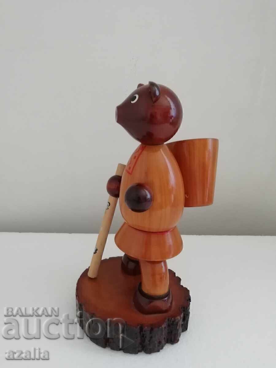 Δημοπρασία Μια αρκούδα με ένα ξύλινο καλάθι Δημοπρασία Μια αρκούδα με ένα ξύλινο καλάθι