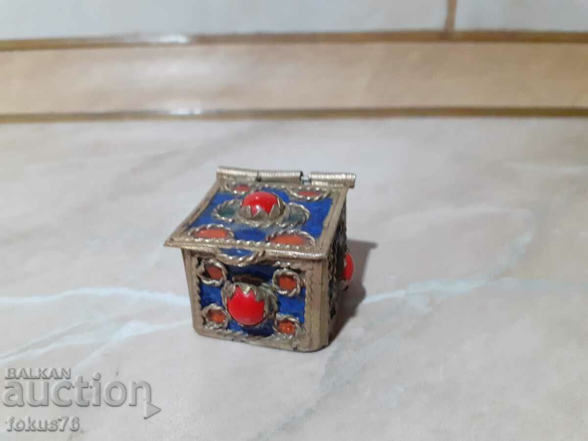 Auction Beautiful little enamel box Auction Beautiful little enamel box
