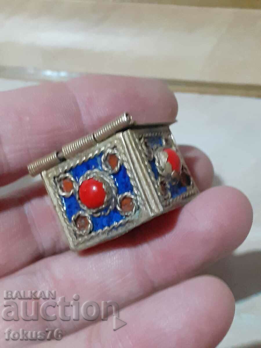 Delivery of Beautiful little enamel box Delivery of Beautiful little enamel box