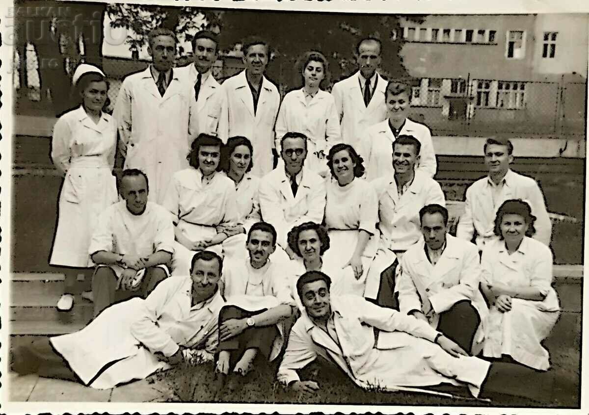 Βουλγαρία. Μια παλιά φωτογραφία μιας ομάδας γιατρών από τη Σόφια.