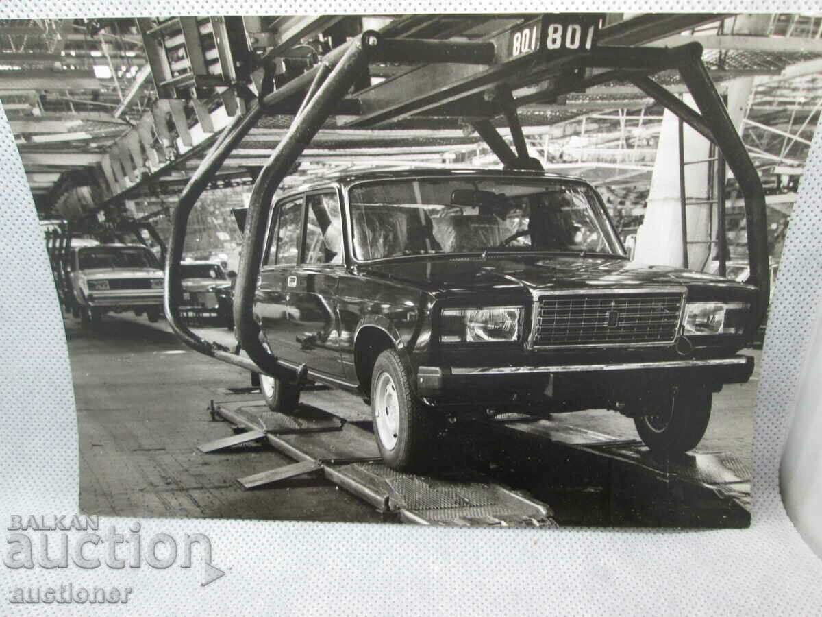 Auction RARE PHOTO OF ASSEMBLY LINE AT LADA-2 FACTORY Auction RARE PHOTO OF ASSEMBLY LINE AT LADA-2 FACTORY