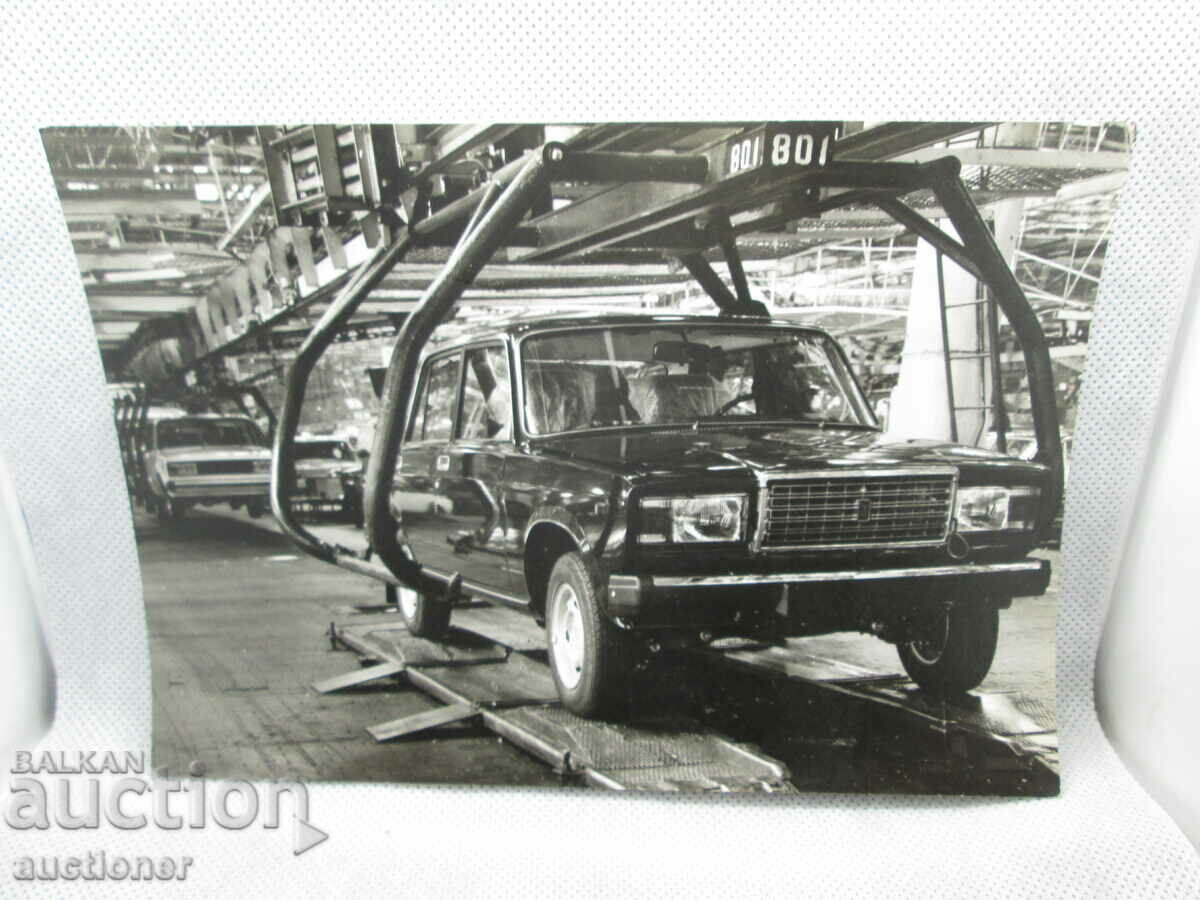 FOTOGRAFIE RARĂ A LINIEI DE MONTAJ LA FABRICA LADA-2