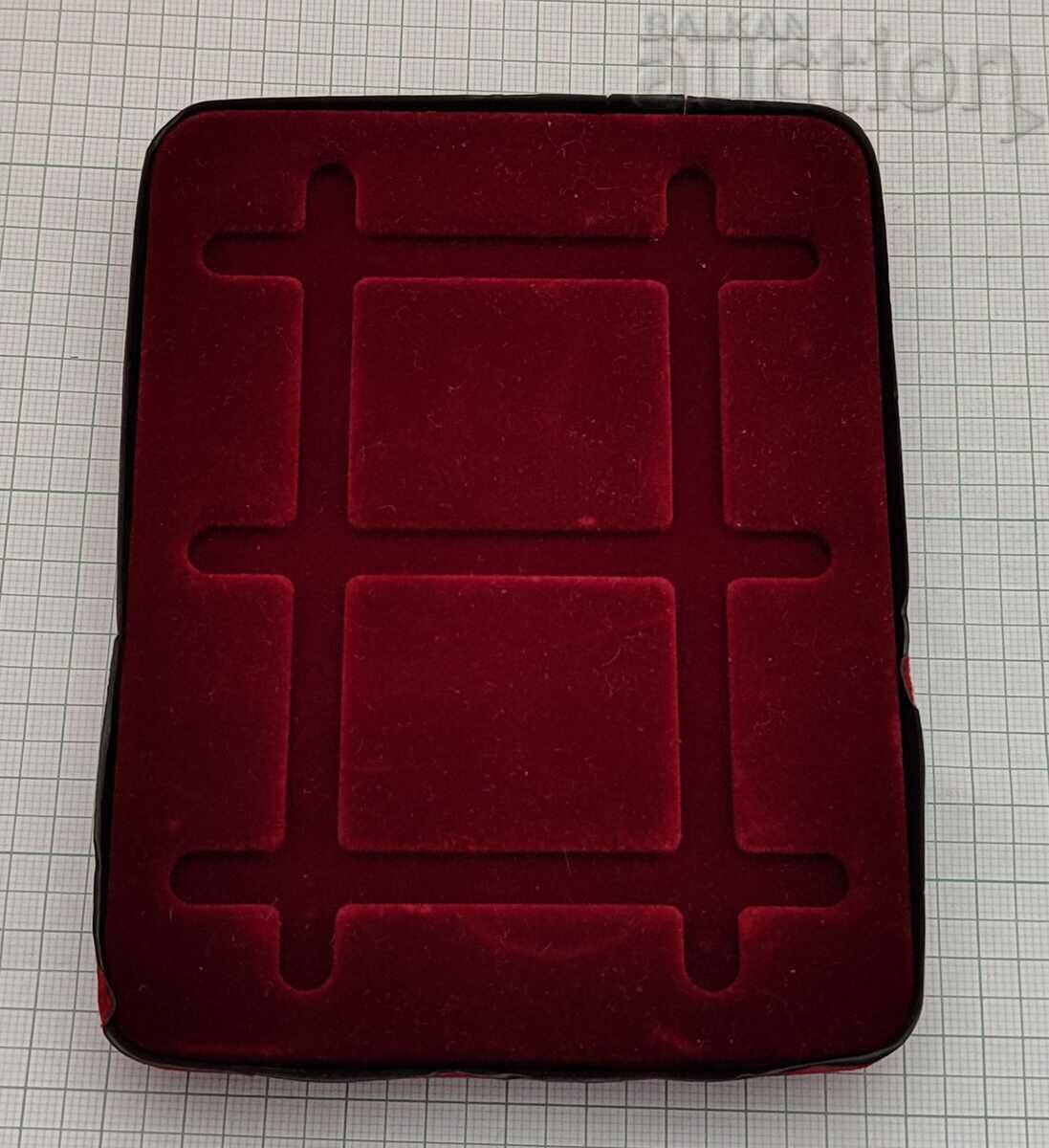 Livrarea CUTIA MEDALIEI ANIVERSAREA 70 DE ANI DE VICTORIE AL DOILEA RĂZBOI AZĂMÂNĂ Livrarea CUTIA MEDALIEI ANIVERSAREA 70 DE ANI DE VICTORIE AL DOILEA RĂZBOI AZĂMÂNĂ