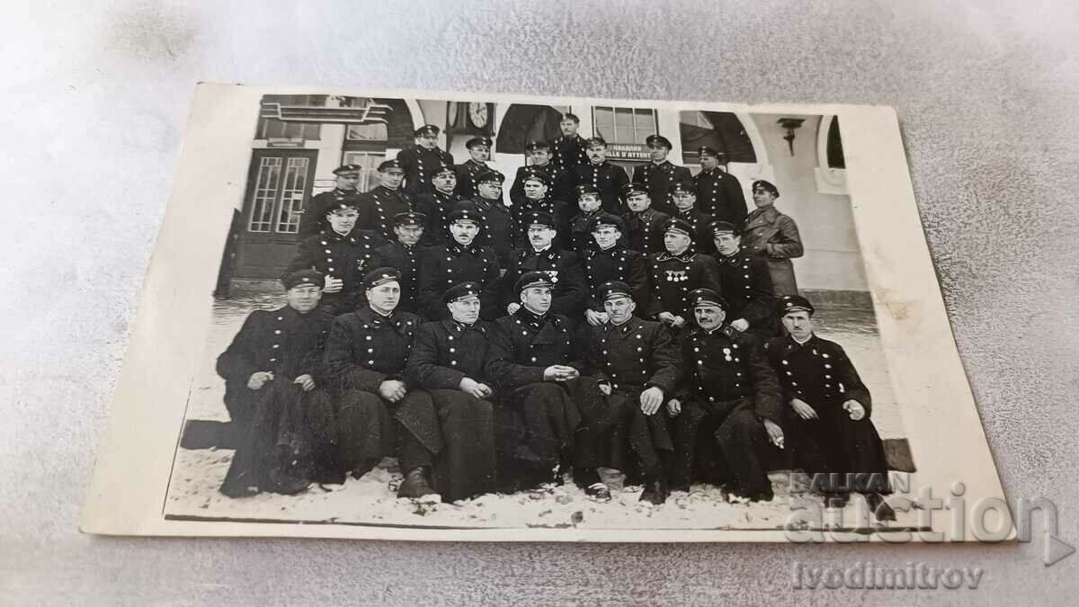 Photo Railwaymen on a platform at a railway station in winter