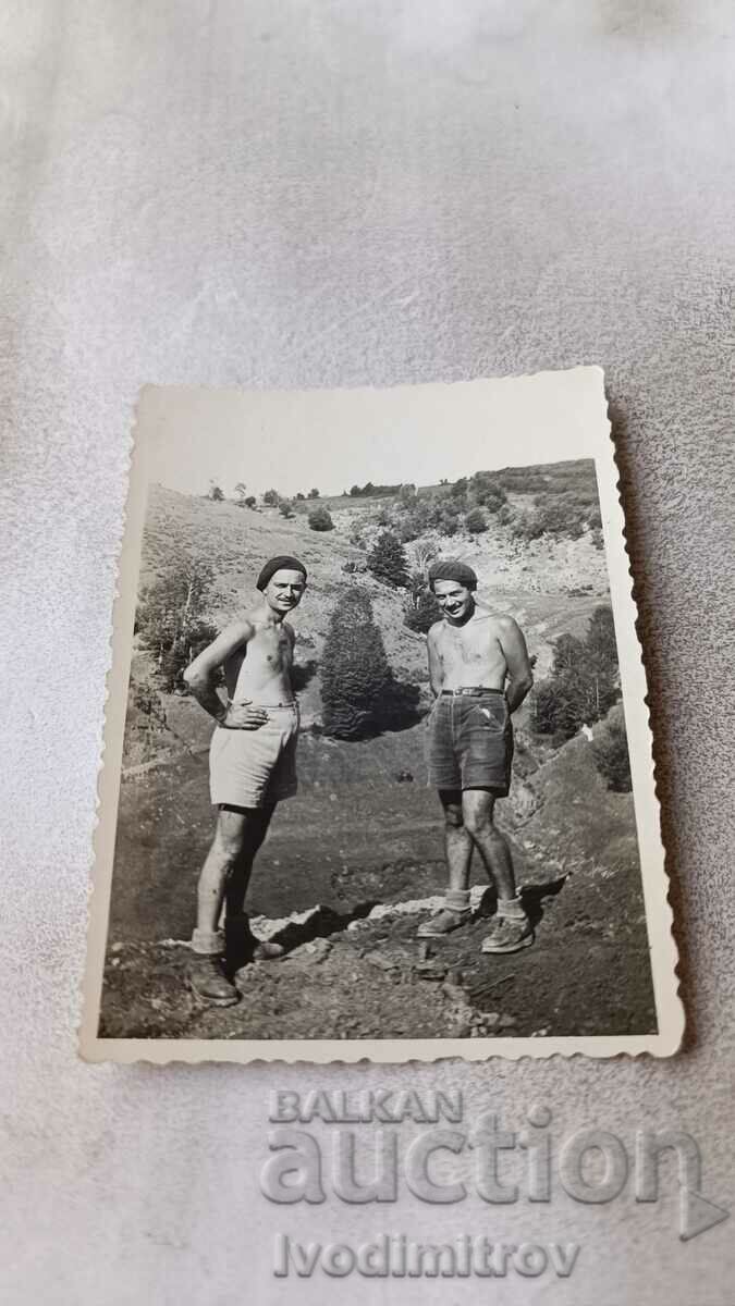 Photo Two men in shorts in the mountains