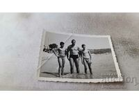 Снимка Мъж и две момчета на брега на морето