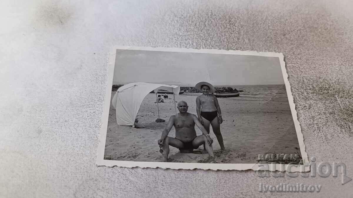 Fotografie Pomorie Bărbat și băiat pe plajă 1960