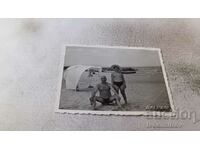 Fotografie Pomorie Bărbat și băiat pe plajă 1960