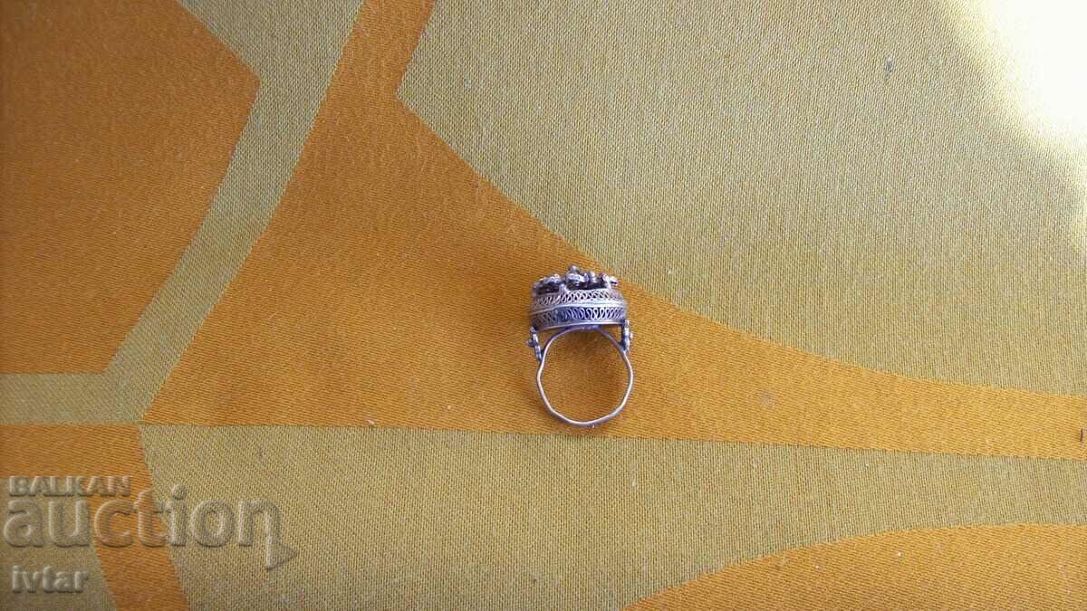 Antique silver ring with price 64.00 BGN | € 32.72 Antique silver ring with price 64.00 BGN | € 32.72