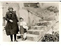 България Стара снимка фотография - Възрастна жена със своя..