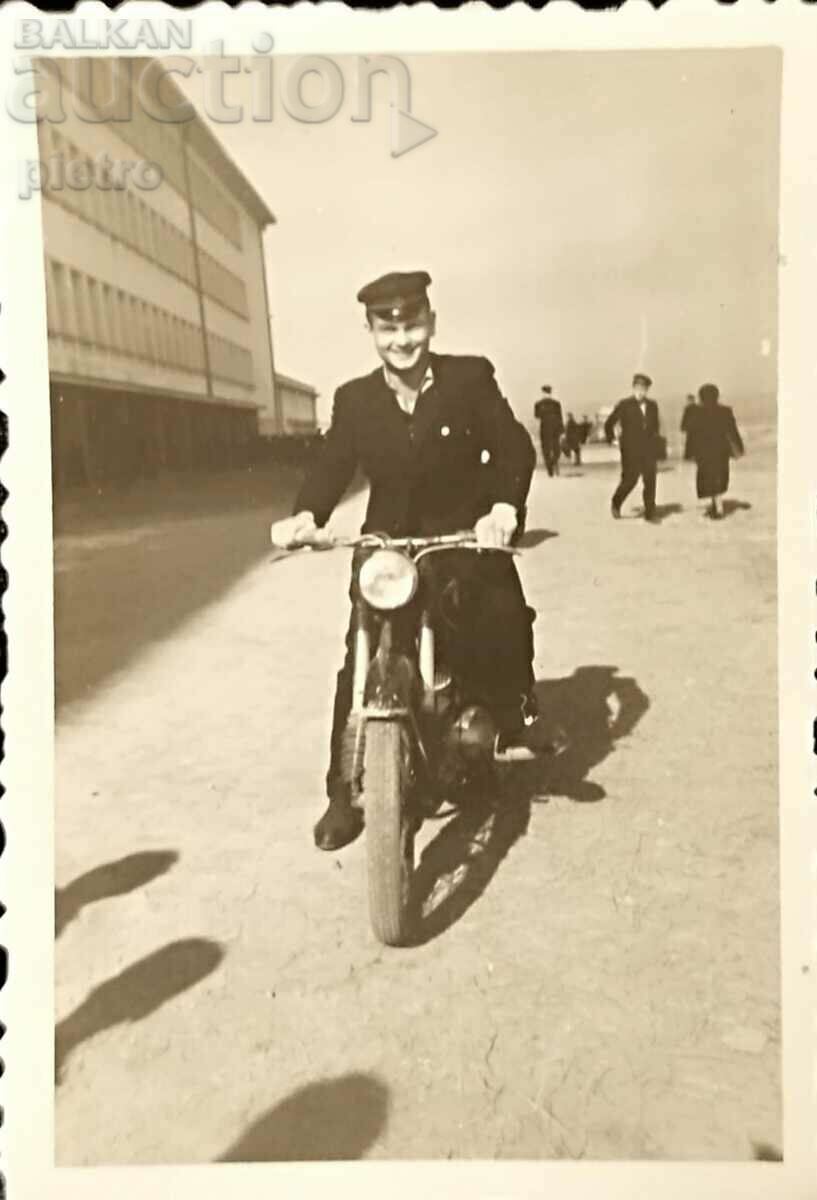 Bulgaria Fotografie veche - un tânăr cadet care merge pe o motocicletă.